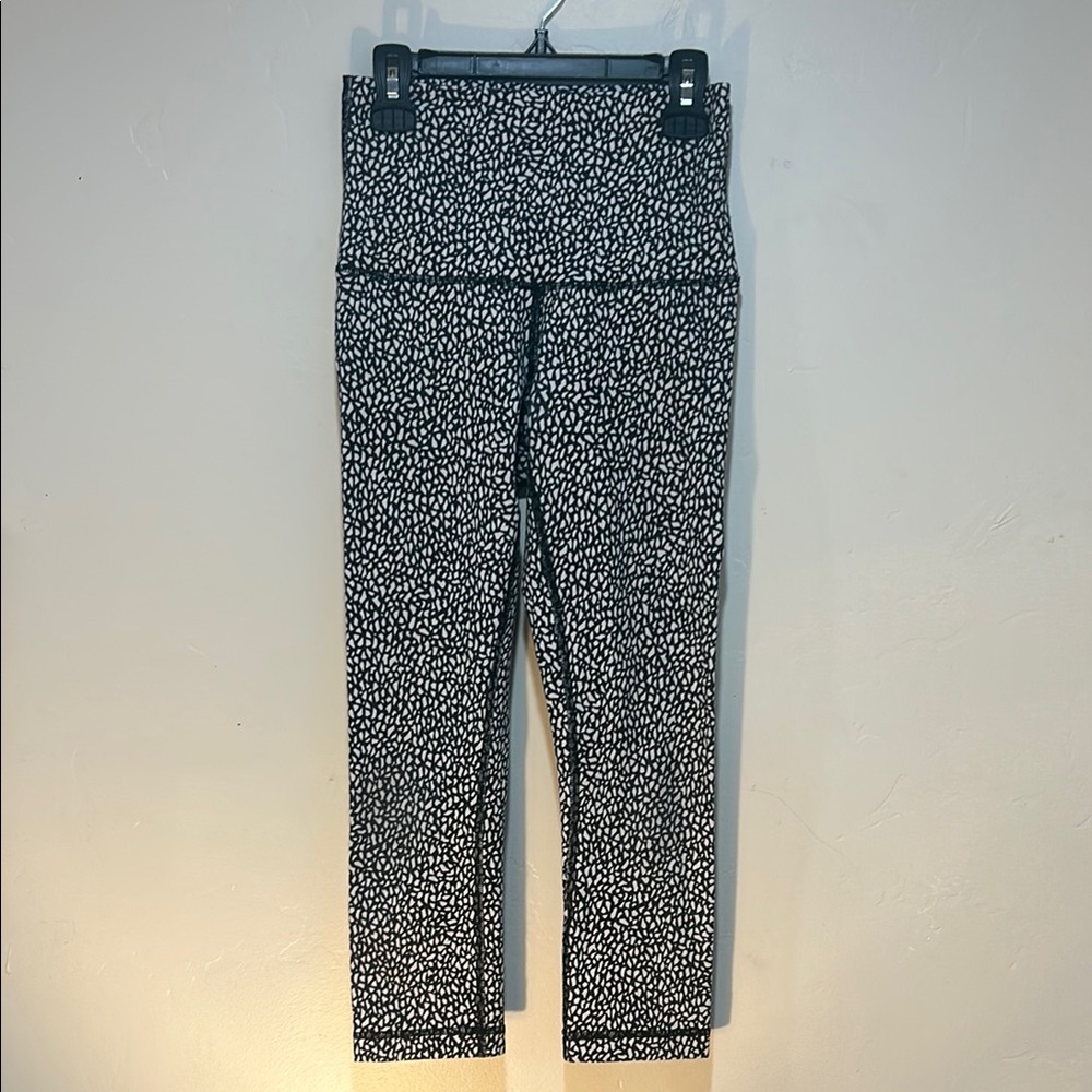 Lululemon Athletica Black & White Patterned Leggings - Picture 6 of 13